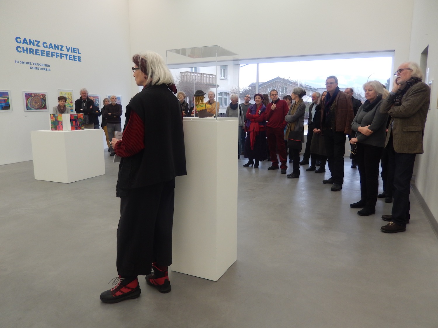 Führung in der Kunsthalle Ziegelhütte Appenzell: Simone Schaufelberger erläutert die Werke